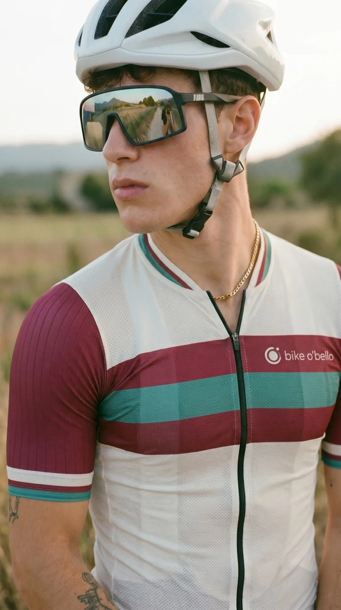 Primer plano del maillot a contraluz, al atardecer, con el campo detrás.